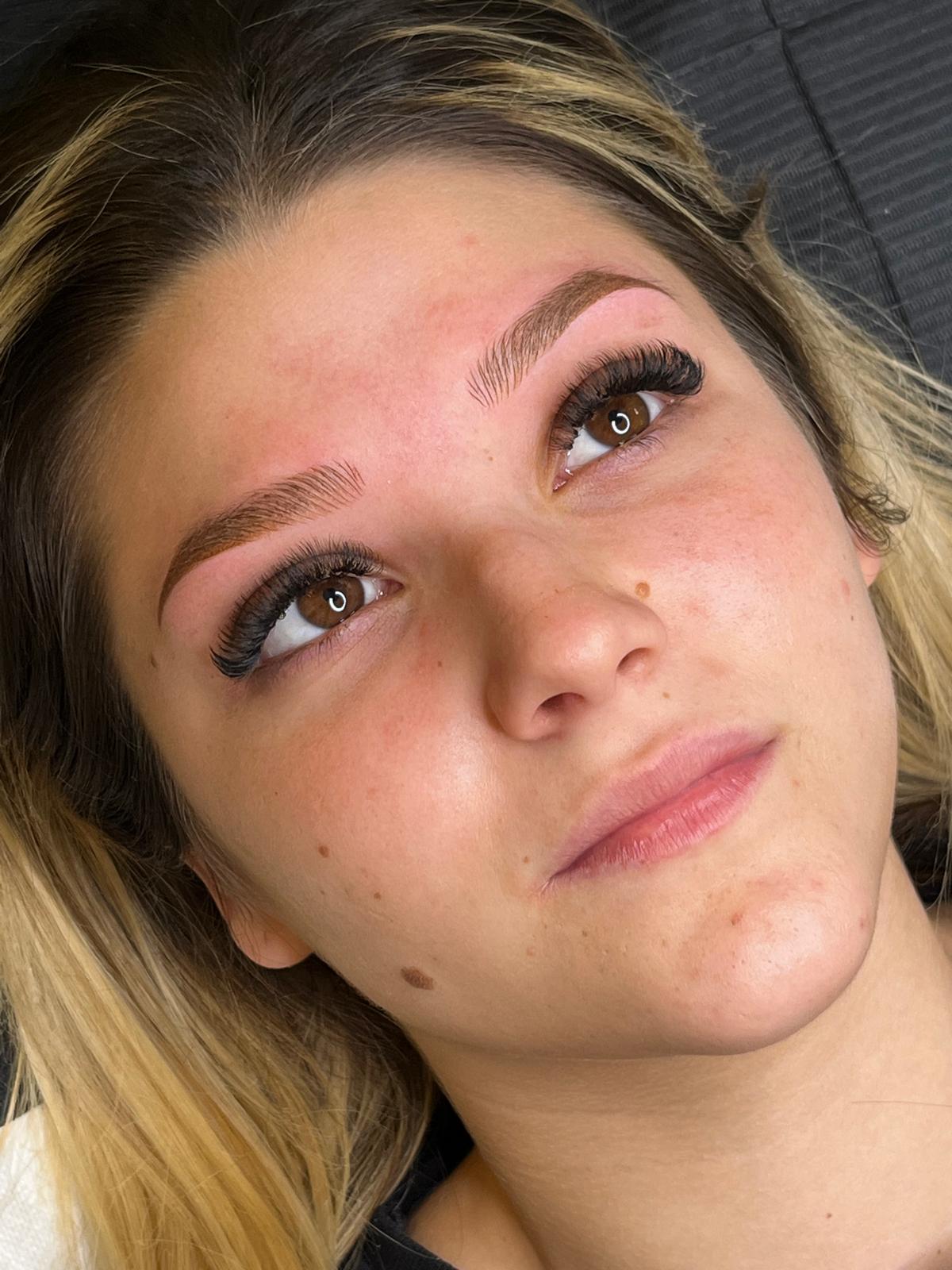 Sopracciglia definite con tecnica pelo a pelo
